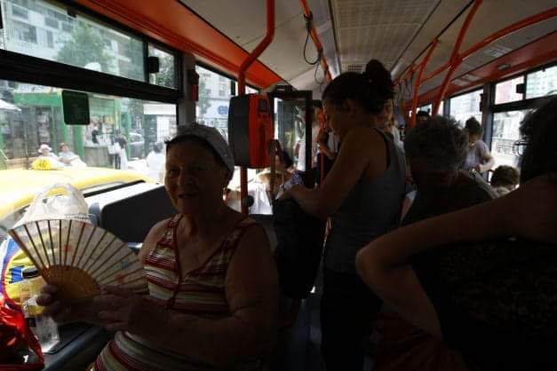 De ce să (nu) mai mergi cu autobuzul: o abordare filozofică