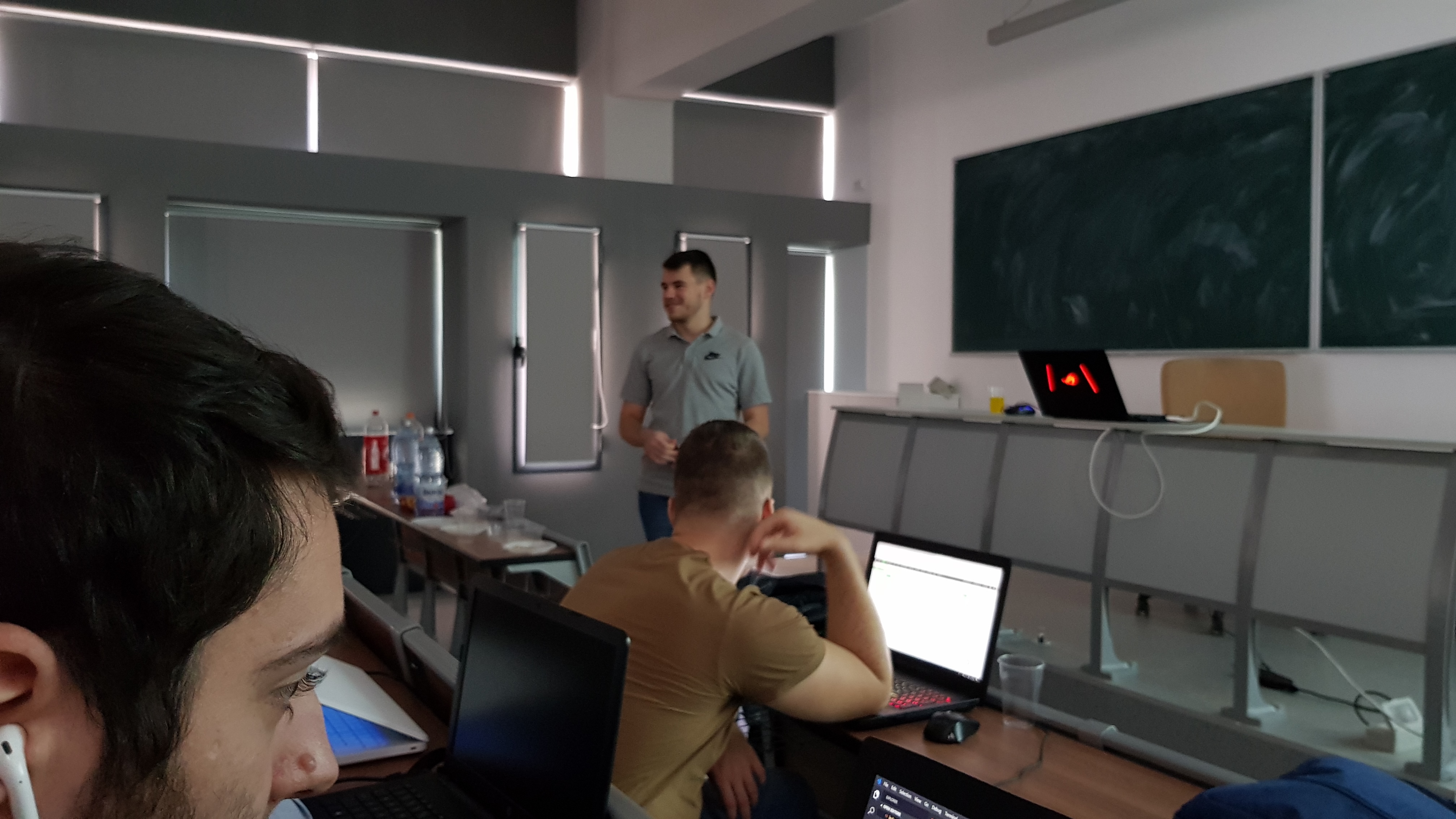 Imagine Robert prezentând